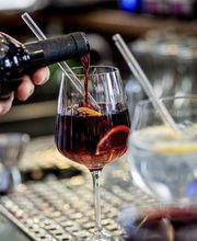 Roter Aperitif wird in der Tapas Bar Léon frisch ins Glas eingeschenkt.