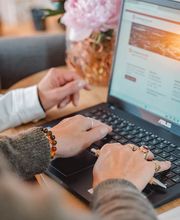 Webstudio Dresden Detailaufnahme von Händen am Laptop, konzentriertes Arbeiten und Unterstützung bei digitalen Aufgaben.