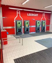 E&E Gebäudereinigung Hygienisch gereinigter Eingangs- und Pfandbereich mit gepflegtem Fliesenboden, klar strukturierten Automaten und ordentlichen Fußmatten für ein sauberes und einladendes Erscheinungsbild.