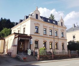Aussenansicht der Apotheke Grünhainichen