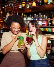 We are Mauritius, gutes Essen schmeckt noch besser, wenn man es teilt! Lachen, anstoßen, genießen – genau so geht ein perfekter Tag im Mauri. Ob mit der Crew, der Family oder deinem Lieblingsmenschen – hier dreht sich alles um gemeinsame Genussmomente.