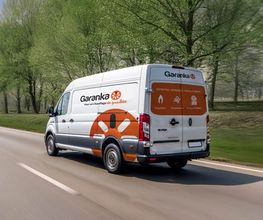 Véhicule Garanka en route vers un entretien, dépannage ou le remplacement d'une chaudière ou pompe à chaleur.