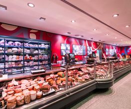 FRISCHETHEKE
An der Frischetheke steht unser Team bereit, um Sie zu beraten und zu bedienen. Neben einer frischen Auswahl aus Fleisch, Wurst und Käse, bieten wir auch leckeren Fisch an – auch geräuchert. Außerdem verfügen wir über eine Salatbar, an der Sie auch Antipasti erhalten. Sehen Sie sich auch die Produkte aus unserer Herstellung an wie Frischkäse, Wurstsalat, Kartoffelsalat, Fleischsalat und Eiersalat.
An der heißen Theke stehen Ihnen jeden Tag leckere und warme Snacks und Mahlzeiten zur Auswahl und dazu wechselnde Mittagsangebote. Vorbestellungen nehmen wir gerne entgegen und bieten zudem einen Plattenservice an, der bei Gästen auf Partys garantiert gut ankommt!
