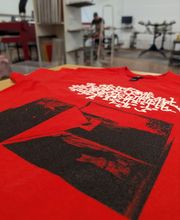 Zweifarbiger Textilsiebdruck (Schwarz & Weiß) auf knallroter Blanko-Ware. Wir setzen künstlerische Motive, Grafiken und Illustrationen extrem deckend und langlebig auf T-Shirts und Hoodies in Leipzig um. Wir beraten euch umfassend bei der Textilauswahl von Standardware bis hin zu zertifizierten Bio & Fair Produkten für euer Projekt.