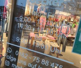 Blick durch die Eingangstür des Modehaus