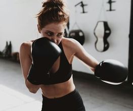 Gezieltes Boxtraining für Kraft, Ausdauer und Technik in moderner Trainingsumgebung in Hamburg.