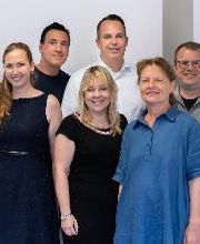 Ein Gruppenfoto von mehreren Frauen und Männern.