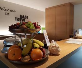 Willkommen zur Buchung im East West Hotel Basel.