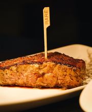 Rare Steak auf Holzbrett
