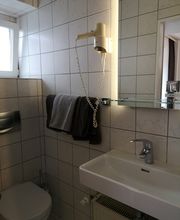 Bad Hotelzimmer Standard, die Bäder sind klein, haben aber alles was der Gast benötigt.