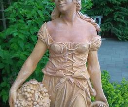 Steinfigur Winzerin als massive Beton Kunstein Gartenfigur