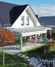 Glashaus aus Aluminium mit rahmenlosen Glasschiebewänden + Infrarotstrahlern + LED-Beleuchtung + Markisen als Sonnenschutz