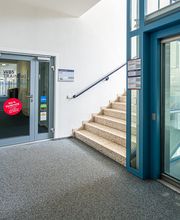 Treppenhaus Eingangsbereich mit Aufzug.