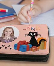 Federtasche mit Foto bedrucken oder selbst gestalten. Die schlichte Form kannst du ganz einfach mit deinem eigenen Foto selbst gestalten und bei FIXBEDRUCKT bedrucken lassen. Gestalte jetzt kinderleicht deine persönliche Federtasche.