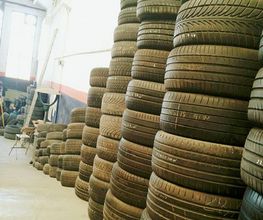 neumaticos-seminuevos-herlop-llantas-apiladas-02.jpg