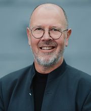 Gregor Zellhuber, Immobilienspezialist