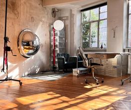 Professionelles Filmset mit moderner Kameraausrüstung und durchdachter Lichtgestaltung für hochwertige Image- und Werbeproduktionen.