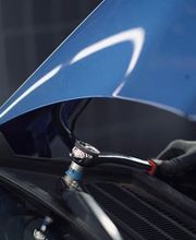 Vorbereitung für den Scheibenwechsel in Bietigheim-Bissingen und Umgebung. Autoglas HDS demontiert Anbauteile präzise mit Profi-Werkzeug, um einen fachgerechten Autoglas Austausch direkt bei Ihnen vor Ort zu garantieren