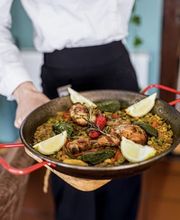 Große "Paella de turistas" (Paella mit Fleisch) wird in der Tapas Bar Léon serviert.
