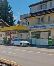 AGROLA Tankstelle und LAVEBA Shop in Teufen, bei Sonnenberg-Garage, direkt an Strasse gelegen, vor Garage weisses Auto geparkt