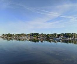 Ein See. Im Hintergrund sind angedockte Boote zu sehen.