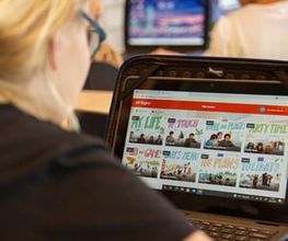 Leerling werkt op laptop