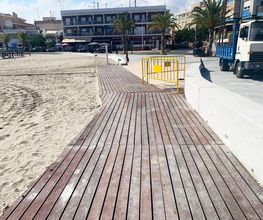 Nuestras pasarelas de playa están fabricadas con perfiles de plástico 100% reciclado / 100% reciclables, procedentes de residuos urbanos, industrial y doméstico; los que ofrecen innumerables beneficio