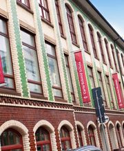 Werbefahnen — Auslegerfahnen am Gebäude. Produziert von engelberg werbeland GmbH, Pforzheim