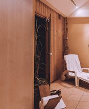 Hotel Restaurant Ronalp
In unserem Wellness-Bereich kannst du herrlich relaxen. Reserviere dir entspannende Stunden in unserer Sauna, im Dampfbad oder der Massagedusche. Die Wellness-Anlage steht auch Gästen, welche nicht bei uns übernachten, zur Verfügung. Frage nach freien Terminen.