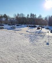 Außenansicht der Umgebung an einem sonnigen Wintertag mit Schnee.