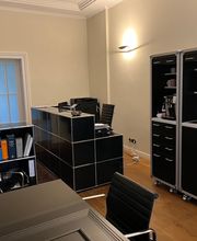 Arbeitsbereich von A. Hampel mit Schreibtisch, Büroeinrichtung und integrierter Teeküche.