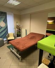 Kabine 2 Spiegel, Stuhl, Bobath-Liege.jpg