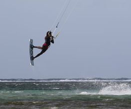 Kitesurfer beim Sprung