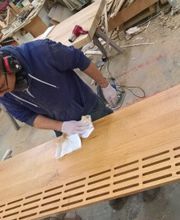 ...die Sitzfläche ist mit Lüftungs-aus-fräsungen gefertigt und alles geölt..