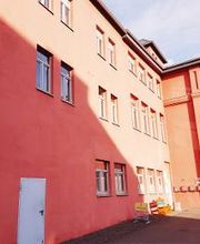 Innenhof eines rot gestrichenen Gebäudes.