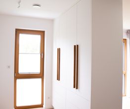 Einbau Kleiderschrank Herford, Raumteiler, Schubkasten grifflos, Massivholzgriffleisten