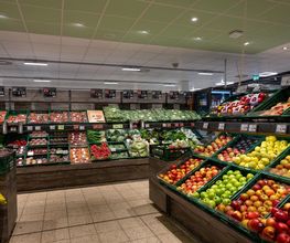 OBST- UND GEMÜSEABTEILUNG
Unsere Obst- und Gemüseabteilung bietet Ihnen täglich frische, saisonale und regionale Produkte. Greifen Sie nach knackigen Äpfeln, duftenden Kräutern oder exotischen Mangos: Unsere hohe Qualität und Vielfalt überzeugen durch frische Ware, die täglich geliefert wird. Zudem bieten wir Schalenfrüchte und eine breite Auswahl an Bioware. Von regionalem Spargel im Frühling bis zu saftigen Pfirsichen im Sommer – bei uns finden Sie immer das passende Obst und Gemüse für jede Jahreszeit, genau wie Kräuter und Demeterwaren.