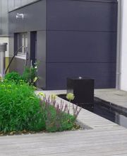 Wasser als ruhiges Gestaltungselement in Holzterrasse