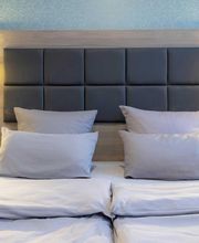 Komfort Doppelbett Zimmer Nr. 12, mit Qi-Ladestationen in den Nachtischen sowie USB Ladeanschlüsse in den Nachtischlampen