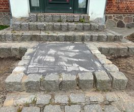 Treppenaufgang mit Granitsteinen