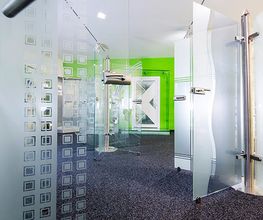 Besuchen Sie unseren Showroom und erleben Sie die besten Produkte im Bereich Glasduschen, Glasschiebetüren, Glastüren und mehr.