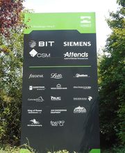 Außenwerbung - Werbepylon im Außenbereich. Produziert von Blickfang Werbetechnik aus Oberursel bei Frankfurt.