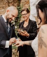 Die Braut und der Bräutigam tauschen ihre Gelübde während ihrer Freien Trauung.