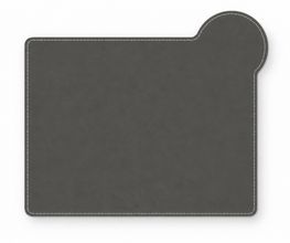 Grau-braunes Tischset aus robustem Kunstleder mit integriertem Abstellbereich für Gläser. Die handvernähte Ziernaht kann eine Farbe Ihrer Wahl erhalten. Die Rückseite besteht aus meliertem Wollfilz. Unsere Sets gibt es in 20 Farben.