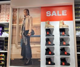 Schuhabteilung im Store Köln. Abgebildete Produkte, Preise, Aktionen und Verfügbarkeiten können je nach Zeitpunkt und Standort variieren.
