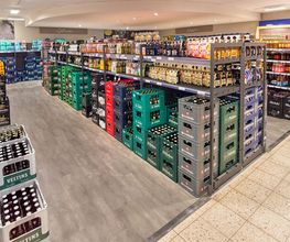Getränke
In unserer integrierten Getränkeabteilung finden Sie sowohl alkoholfreie als auch alkoholische Getränke. Ob Kastenware, Mehr- und Einwegprodukte – alles ist auf kurzem Weg erreichbar.
Sie finden unter anderem Wasser, Säfte, Schorlen oder auch Limonaden sowohl von internationalen Marken als auch von heimischen Herstellern. Unsere vielfältigen Bierspezialitäten lassen ebenso keine Wünsche offen, ob international oder Biere aus der Lüneburger Heide, hier werden Sie fündig. In unserer Spirituosenabteilung bekommen Sie nicht nur alle gängigen Marken, sondern auch regional Hochprozentiges wie beispielsweise die lokalen Spezialitäten „Heidegeist“ und „Ratzeputz“. Doch auch die Weinkenner kommen bei uns nicht zu kurz.