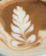 Frisch gerösteter Kaffee aus der Bodensee-Region
Die kleine aber feine Familien-Kaffeerösterei Hensler ist ein richtiges Traditionsunternehmen aus Lindau im Bodensee. Ein feinen Kaffee nach dem Essen lädt dazu ein, das Ambiente unseres Restaurants in Wangen noch zu verweilen.