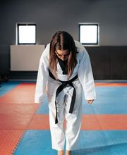 Kindertraining mit Fokus auf Disziplin, Bewegung und Kampfsport-Techniken im Taekwondo-Unterricht.