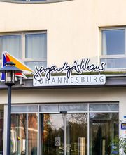 Besondere Werbeanlage mit Reliefbuchstaben aus Edelstahl gefertigt