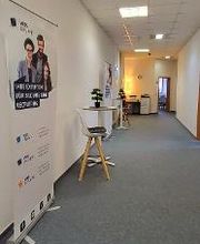 langer Flurbereich mit Sitzgelegenheit